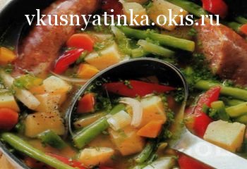 Суп картофельный с зеленой фасолью и шпикачками